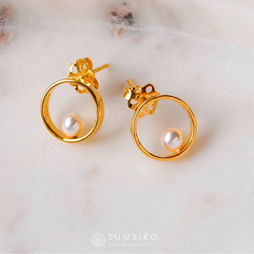 TUMBIKO NWT Gold Circle Ring Faux Pearl Earrings - Picture 1 of 8